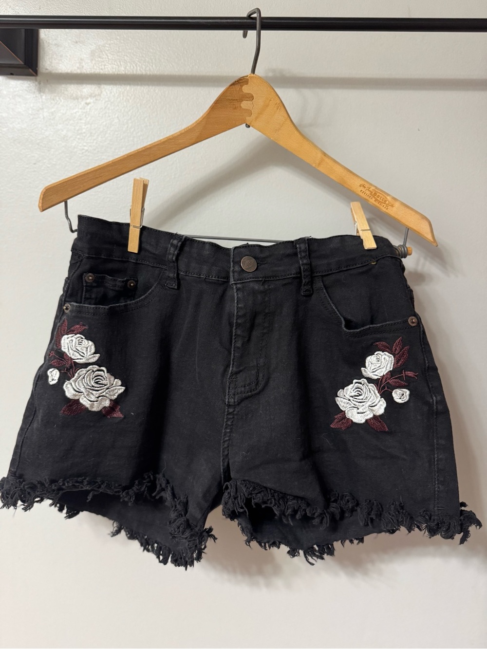 Women’s Floral Embroidered Denim Shorts Size Small